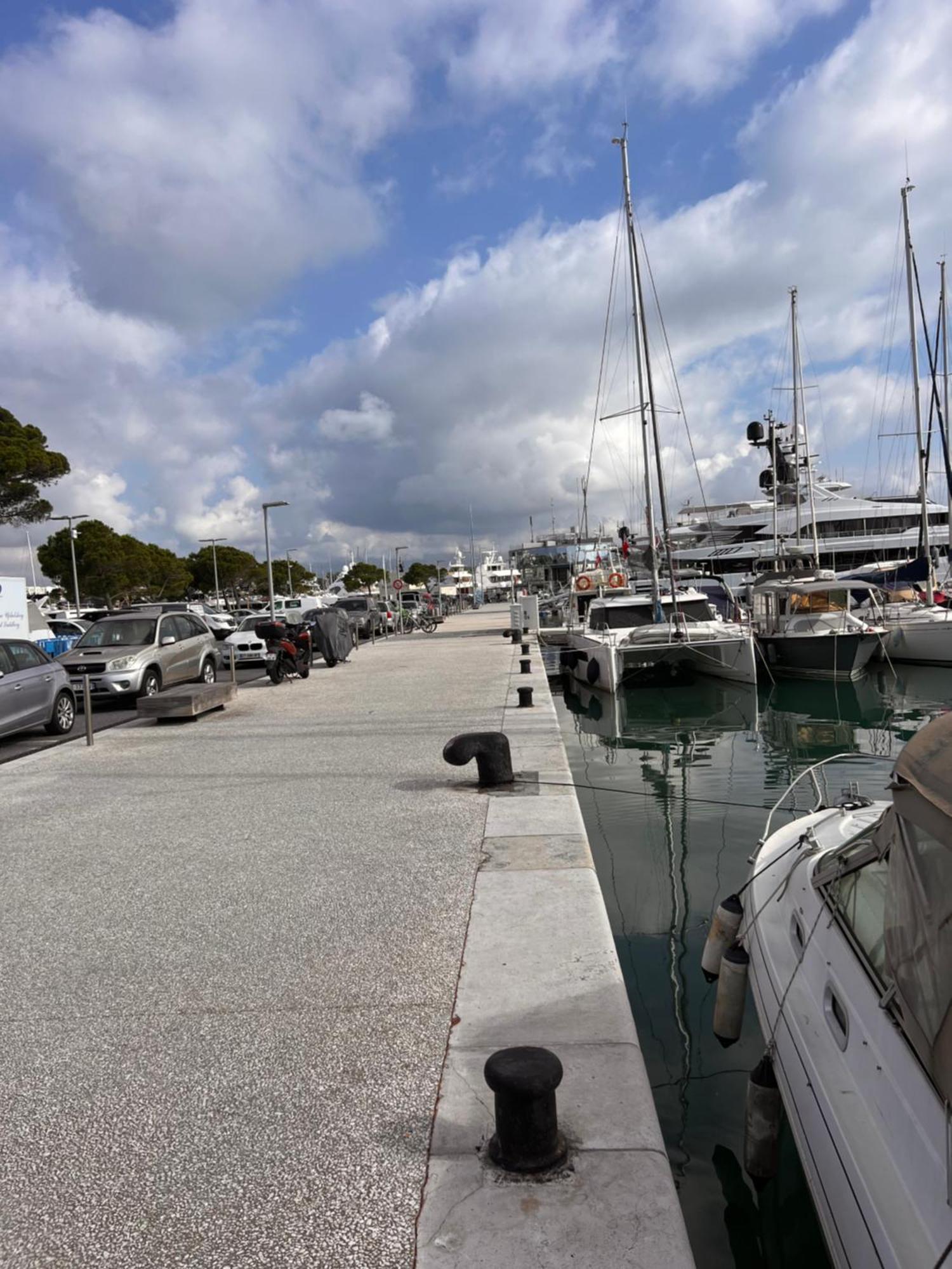 Location Cote D Azur Hotel อองทีบส์ ภายนอก รูปภาพ